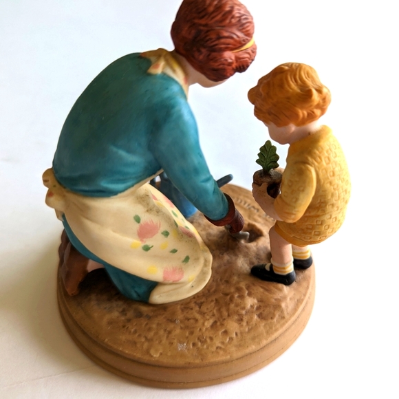 Jesse Willcox Smith Avon Collectable 1986 Holiday Figurine Series - Picture 4 of 5